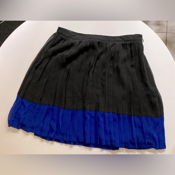 Banana Republic • Black & Blue Pleated Mini Skirt Size 2 - Picture 3 of 6